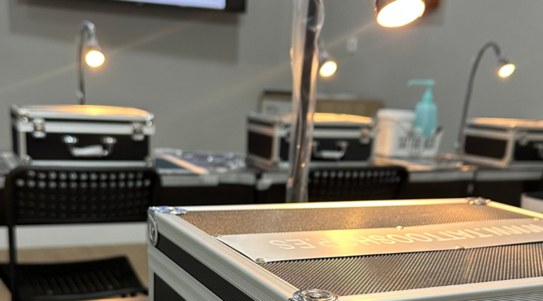 ¿Por qué es crucial estudiar con mentores experimentados en tatuaje?