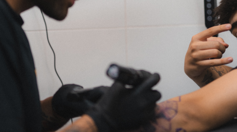 Cómo desarrollar tu propio estilo en el mundo del tatuaje