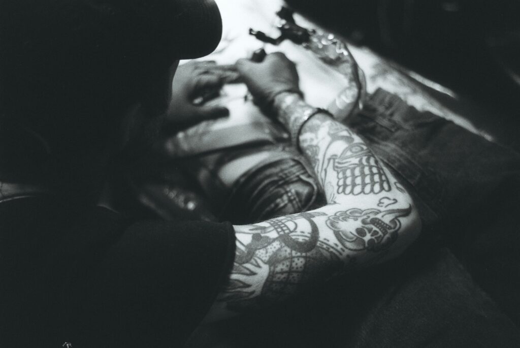 Máquinas de tatuar: Rotativa vs. Bobina, ¿cuál elegir para empezar?