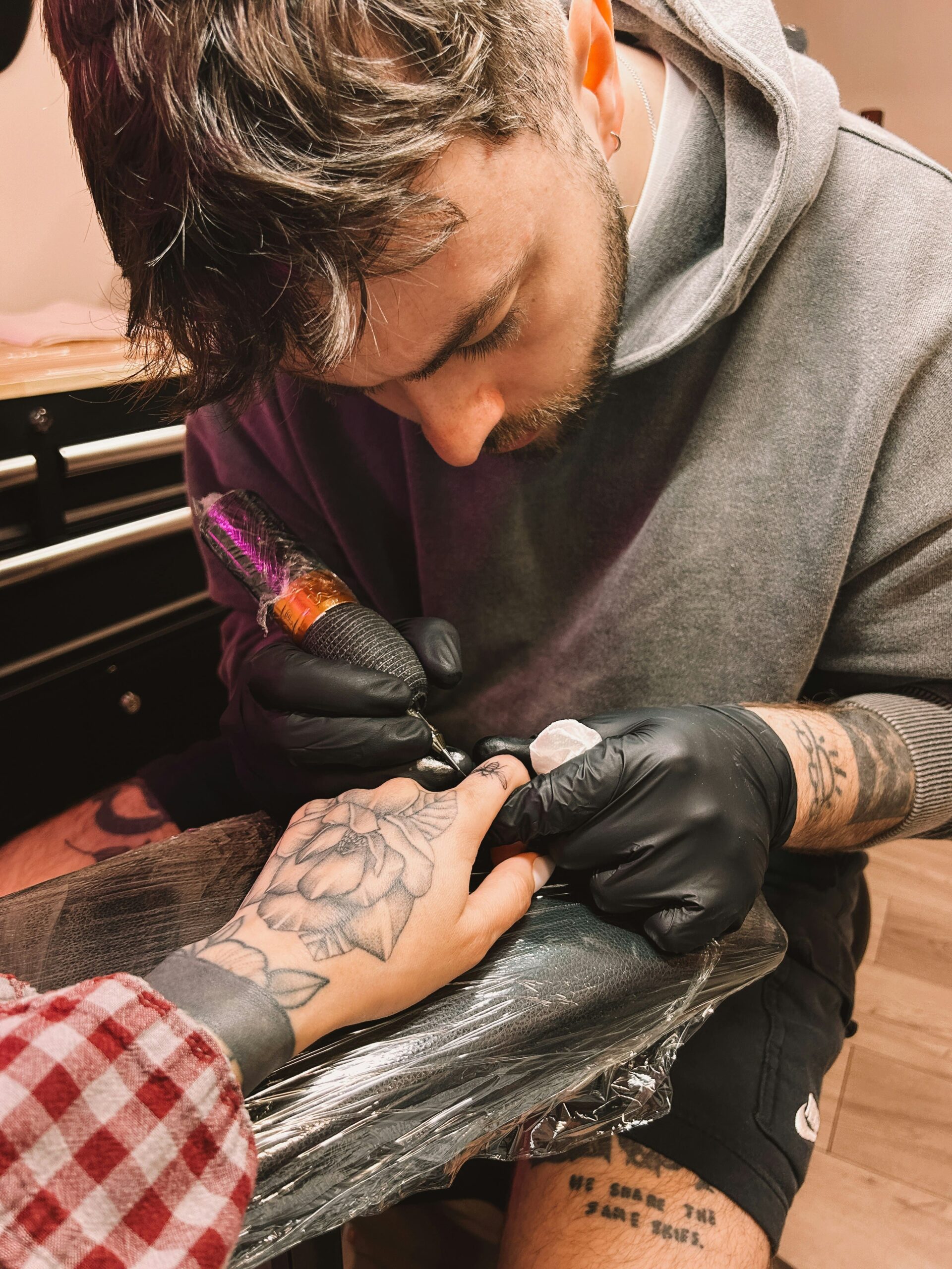 tatuador haciendo diseño