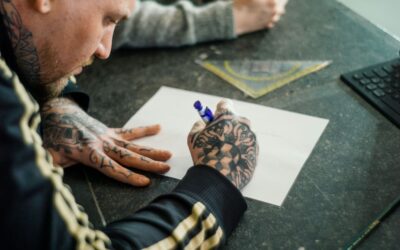 ¿Dónde dan cursos de tatuajes? Descubre los mejores lugares para aprender el arte del tatuaje (y por qué Bizio está marcando tendencia)