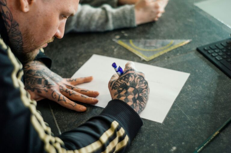 ¿Dónde dan cursos de tatuajes? Descubre los mejores lugares para aprender el arte del tatuaje (y por qué Bizio está marcando tendencia)