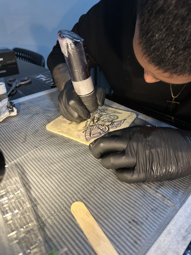 Tatuajes en pieles oscuras: técnica, colores y lo que nadie te cuenta