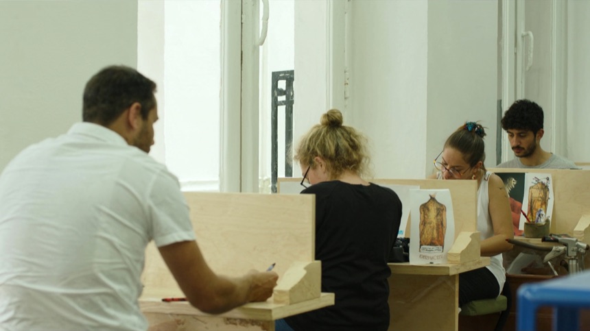 Aula luminosa en agosto durante un curso intensivo de tatuaje en verano