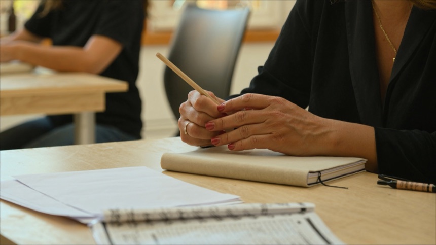 Cuaderno en blanco para fijar precios al montar un estudio de tatuaje