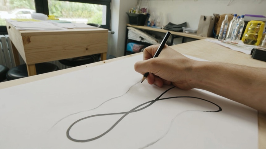 Lineas de movimiento a lapiz para trabajar la composicion y el encaje del diseno