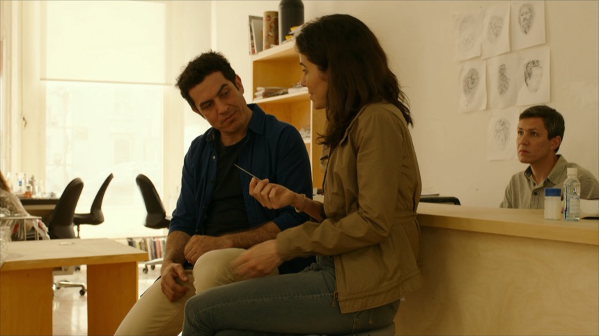 Conversacion en recepcion para explicar cuanto cuesta un curso de tatuaje en Madrid