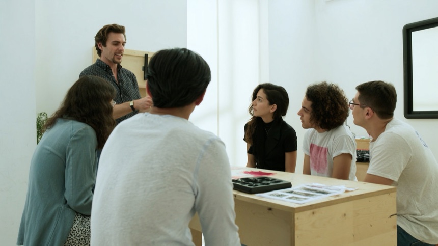Sesion teorica en grupo dentro de cuanto dura un curso de tatuaje
