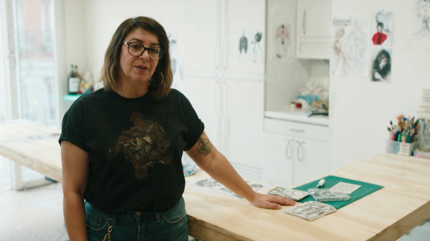 Tatuadora profesional en su puesto, referencia para saber cuanto gana un tatuador en Espana
