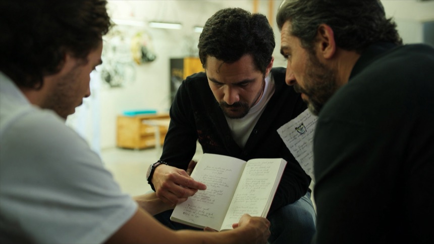 Alumnos calculando con su mentora la inversion inicial de un tatuador que empieza