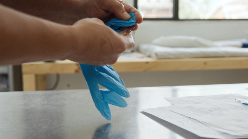 Guantes de nitrilo como base practica del curso higienico sanitario para tatuadores