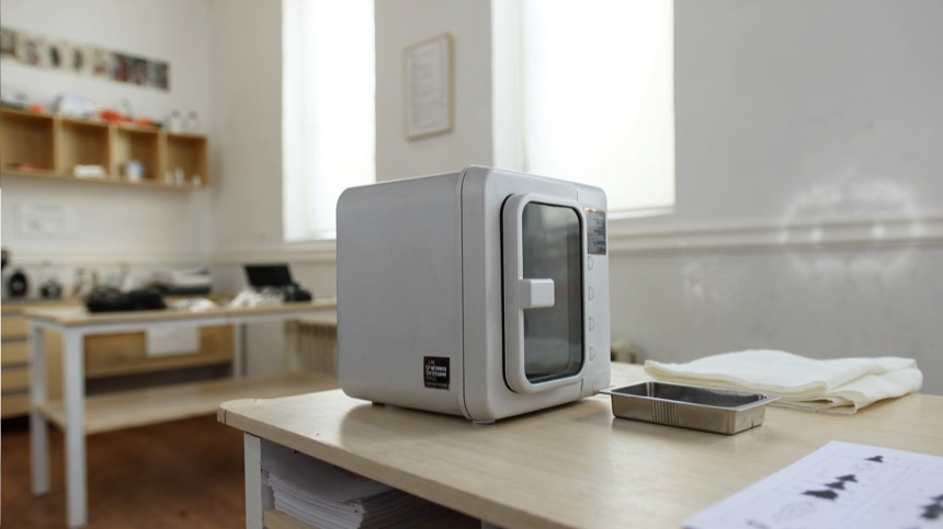 Zona de esterilizacion con autoclave cerrado en un curso higienico sanitario para tatuadores