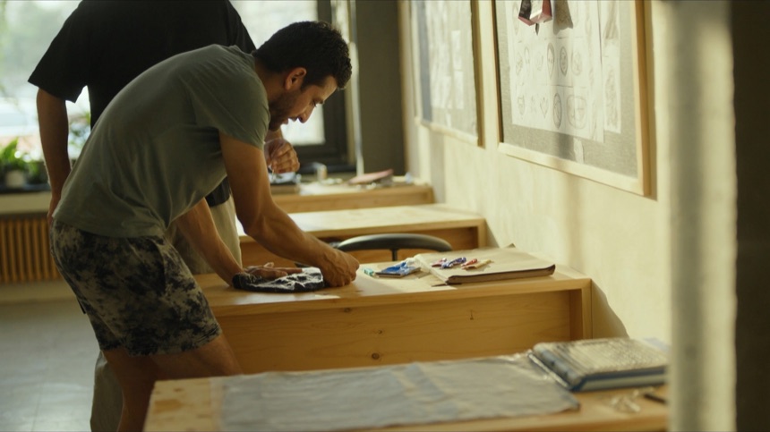 Alumno recogiendo su puesto en la transicion de alumno a profesional del tatuaje