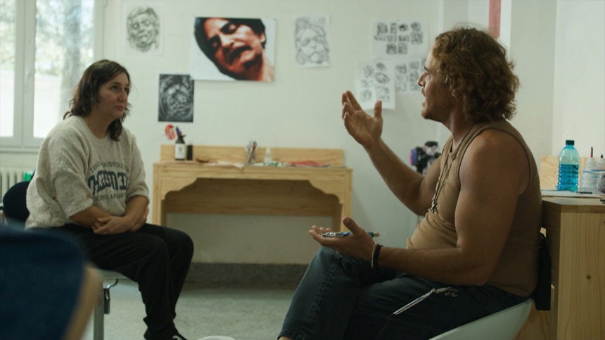 Tatuador conversando con una clienta durante su primer ano tatuando