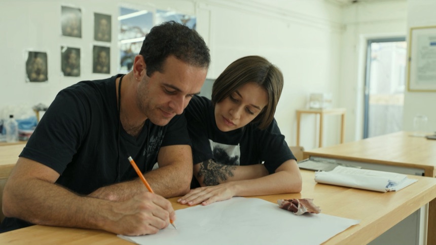 Mentor guiando la traduccion al diseno tatuable en el dibujo para tatuadores