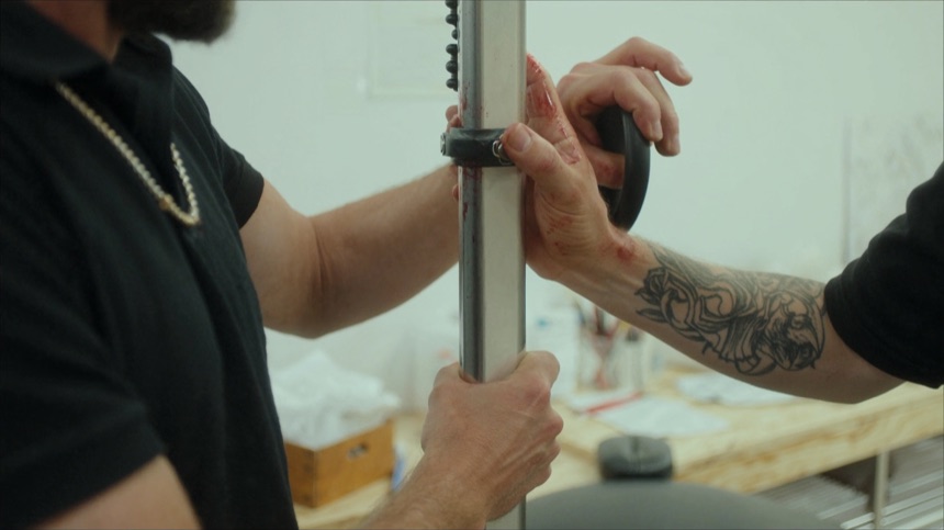 Ajuste de la altura de la camilla, base de la ergonomia para un tatuador