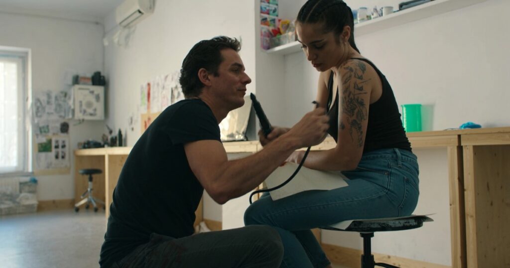 Ergonomía para Tatuadores: Postura, Luz y Lesiones que Evitar