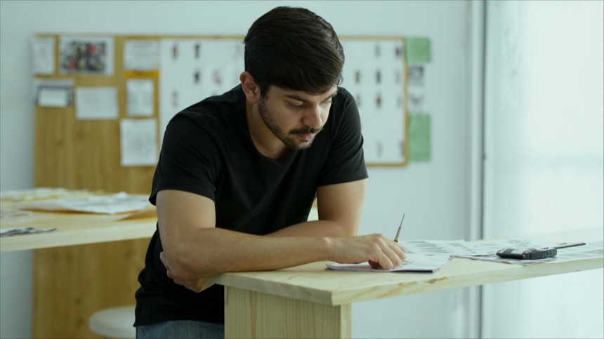 Aprendiz revisando su trabajo y detectando los errores comunes de un aprendiz de tatuador