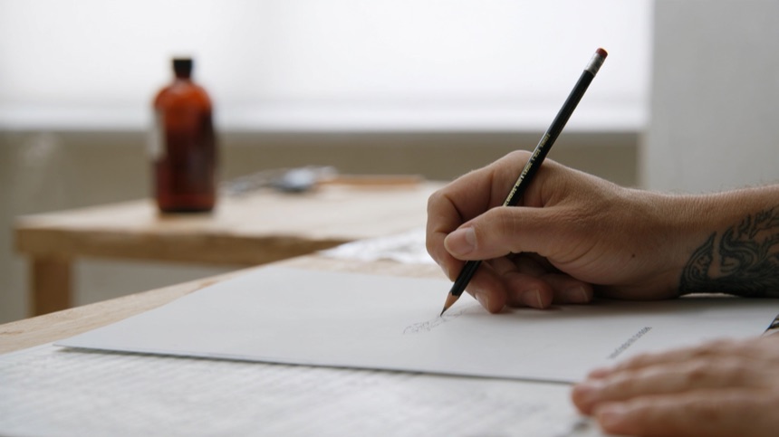 Pulso firme y control del gesto, aptitudes que ayudan si te preguntas si es dificil aprender a tatuar