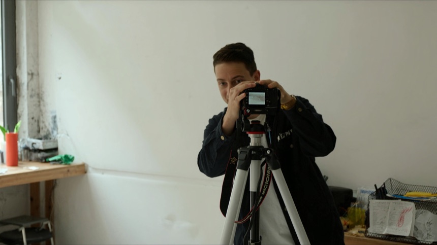 Montaje de fondo y luz natural para fotografiar tatuajes para el portfolio