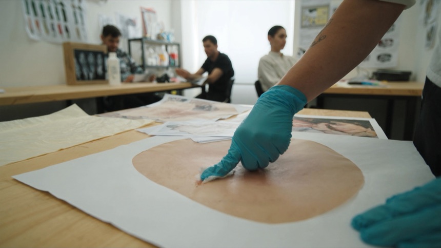 Retirando brillos de la superficie antes de fotografiar tatuajes para el portfolio