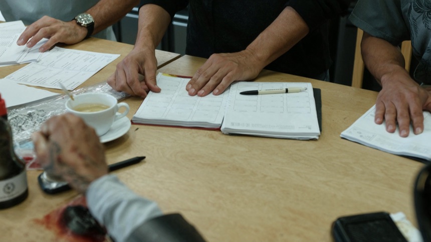 Agenda de papel abierta para gestionar las citas de un tatuador cada semana