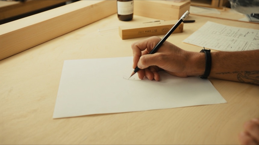 Lapiz y papel en blanco como base de la ilustracion para tatuadores