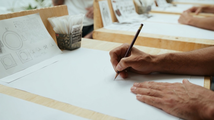 Bocetos de formas simples para construir la identidad visual y la marca personal de un tatuador