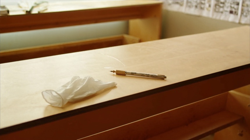 Stylus en reposo sobre el banco al hablar de programas para disenar tatuajes