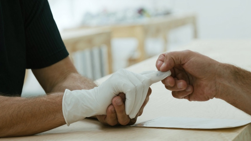 Colocacion correcta de guantes, primera leccion de lo que aprendes en el curso higienico sanitario
