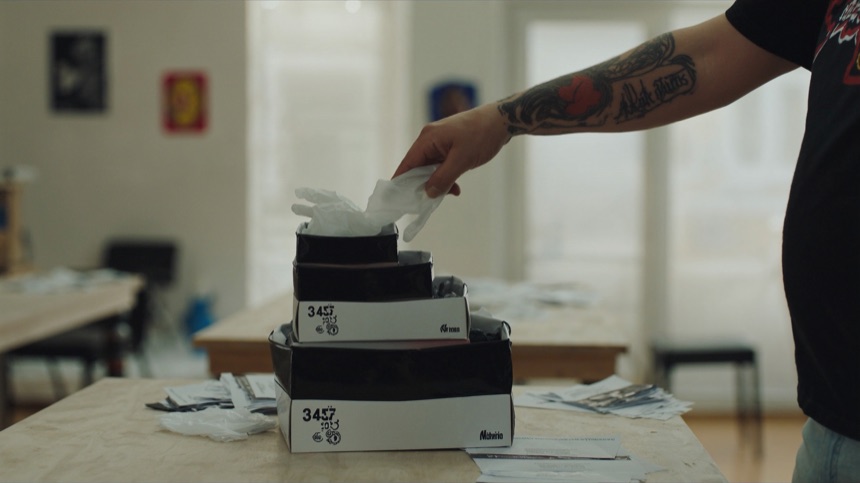 Guantes de nitrilo como equipo basico en la salud laboral de un tatuador