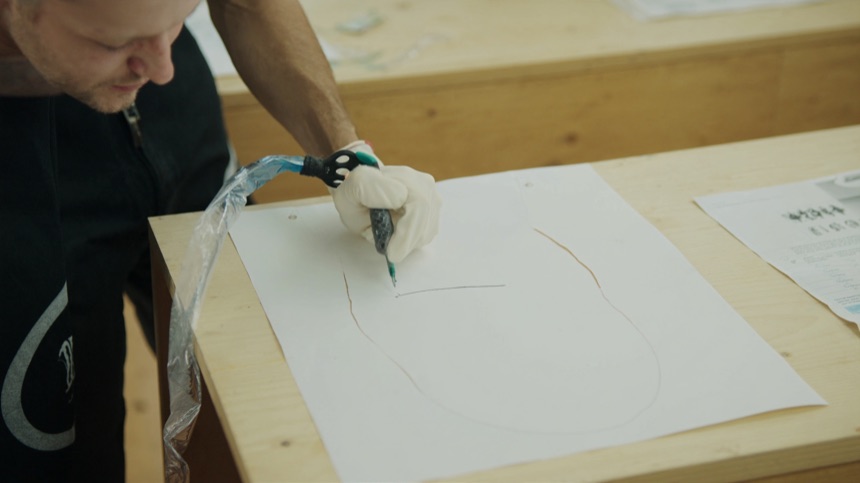 Practica de lineas rectas en sintetica para dominar la tecnica de lineas en tatuaje