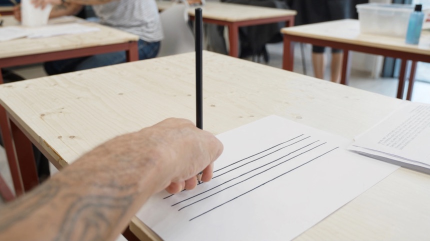 Ejercicio de lineas paralelas a lapiz previo a la tecnica de lineas en tatuaje