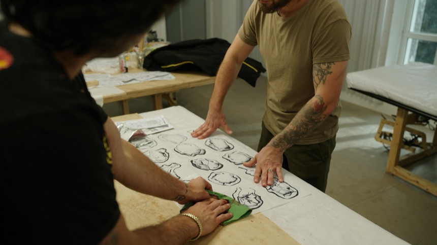Practica por capas de relleno de color solido en una lamina sintetica de la escuela