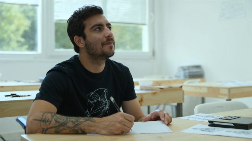 Alumno reflexionando sobre en que estilo especializarse entre las tecnicas de tatuaje