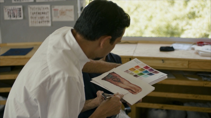 Alumna comparando muestras pintadas a mano para estudiar teoria del color en tatuaje