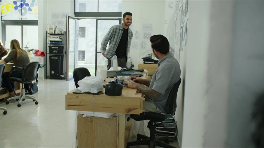 Tatuadora joven decidiendo entre trabajar en un estudio o montarlo por su cuenta