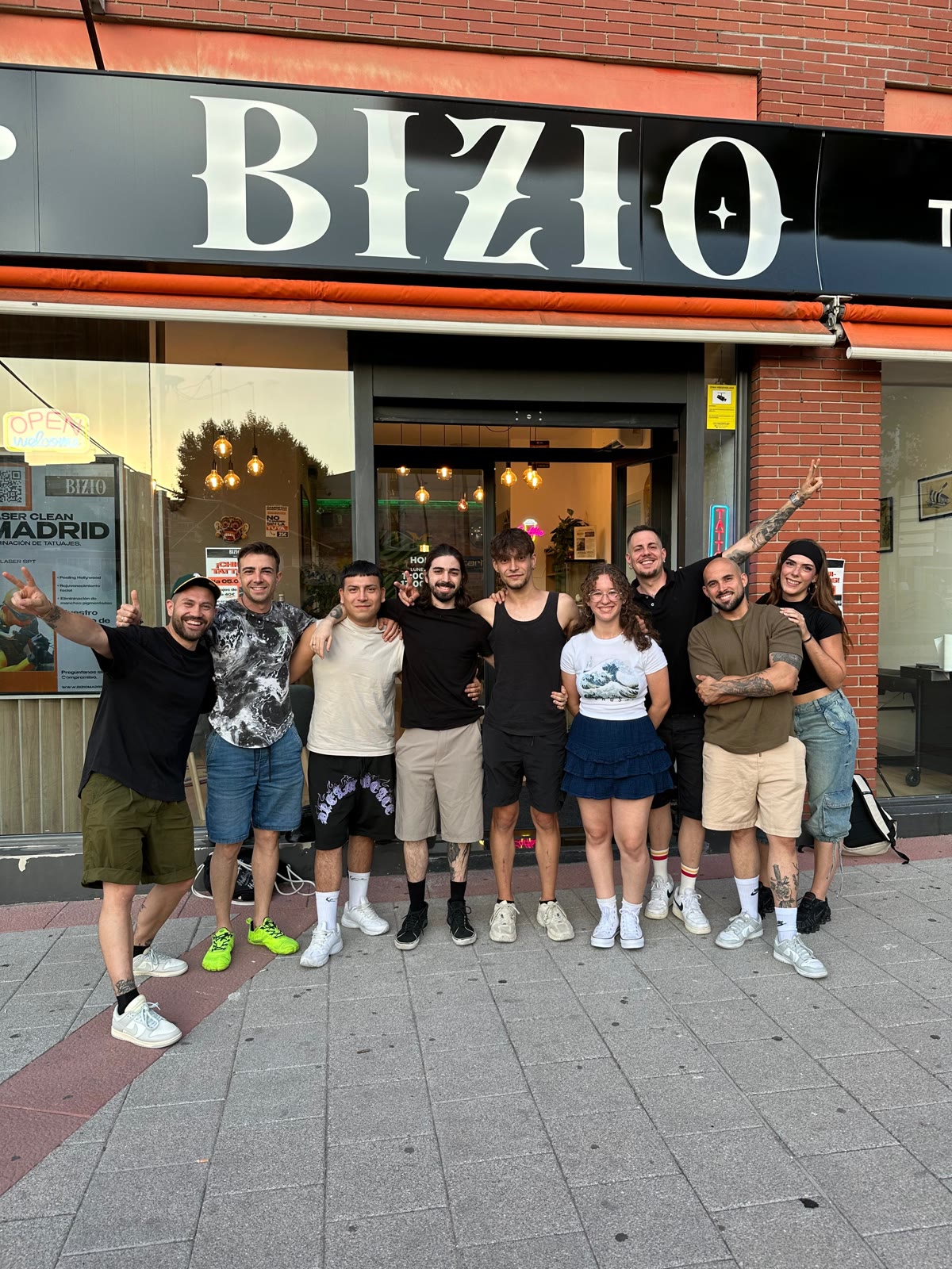 Alumnos y profesores de la Escuela de Tatuadores Bizio frente al estudio
