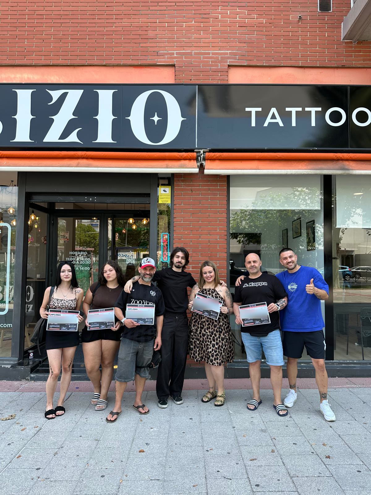 Promoción de alumnos con su diploma de tatuador